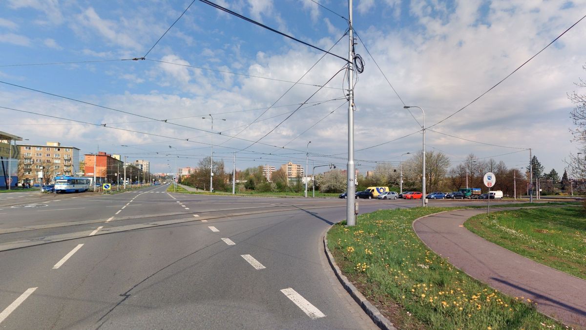 Na auto mu spadl odmrštěný řidič skútru v Ostravě. Policie hledá šoféra stříbrného mercedesu